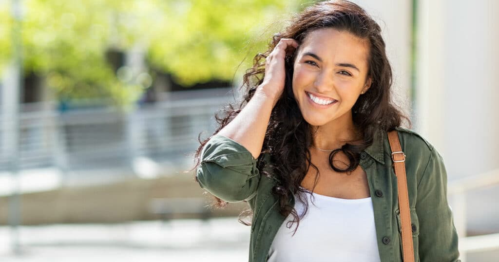 A woman smiling to the camerra